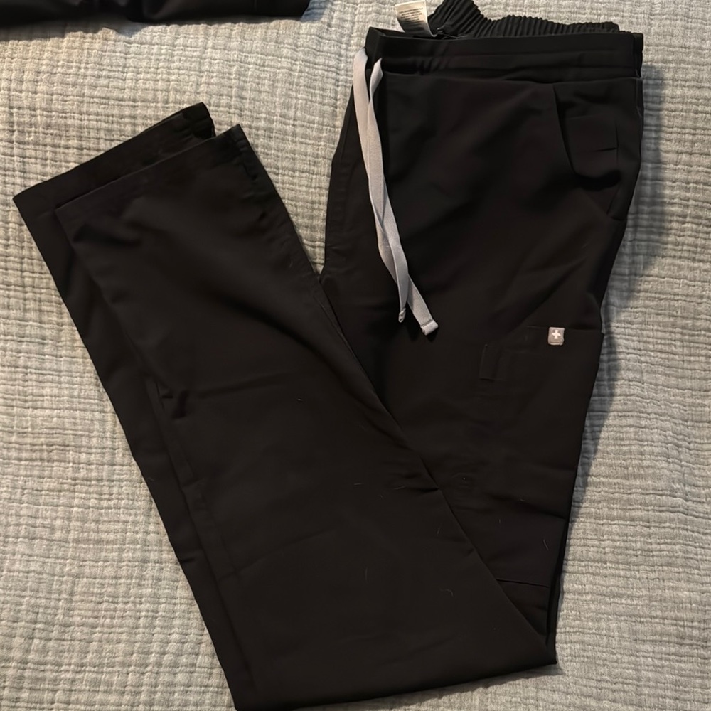 Women’s figs yola scrubs black